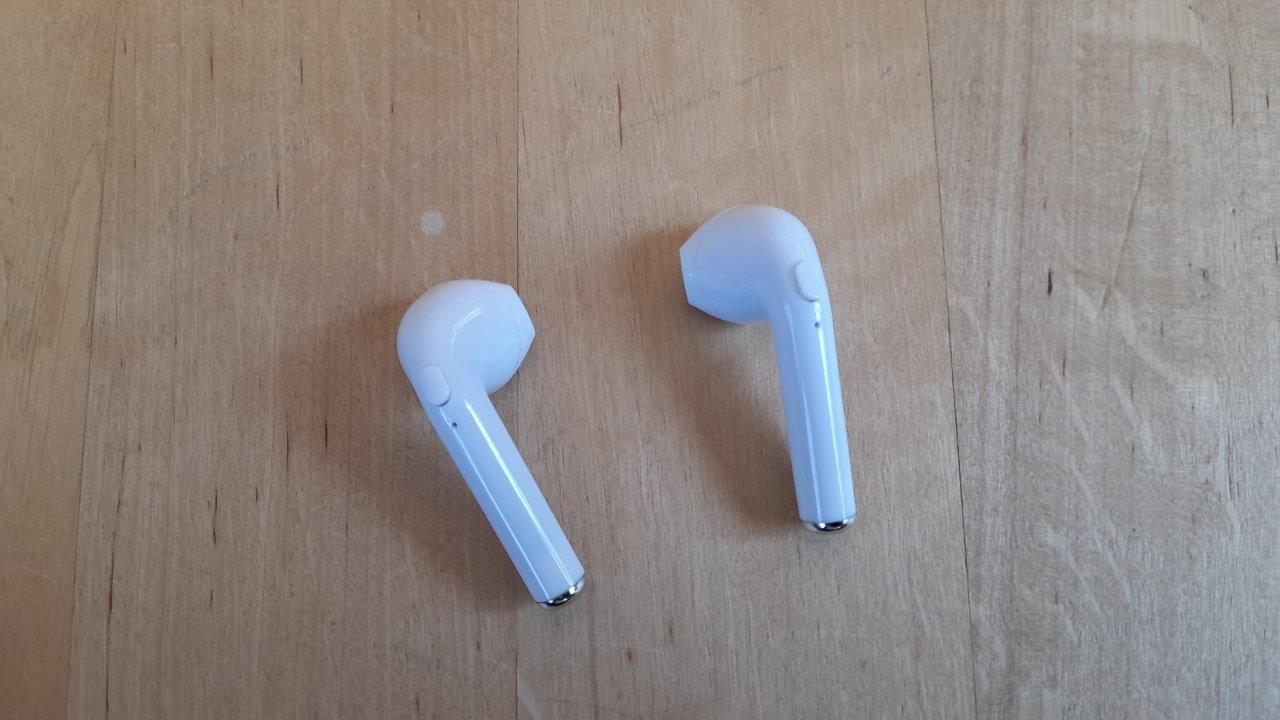 In Ear Bluetooth Kopfhörer die auf Fläche liegen