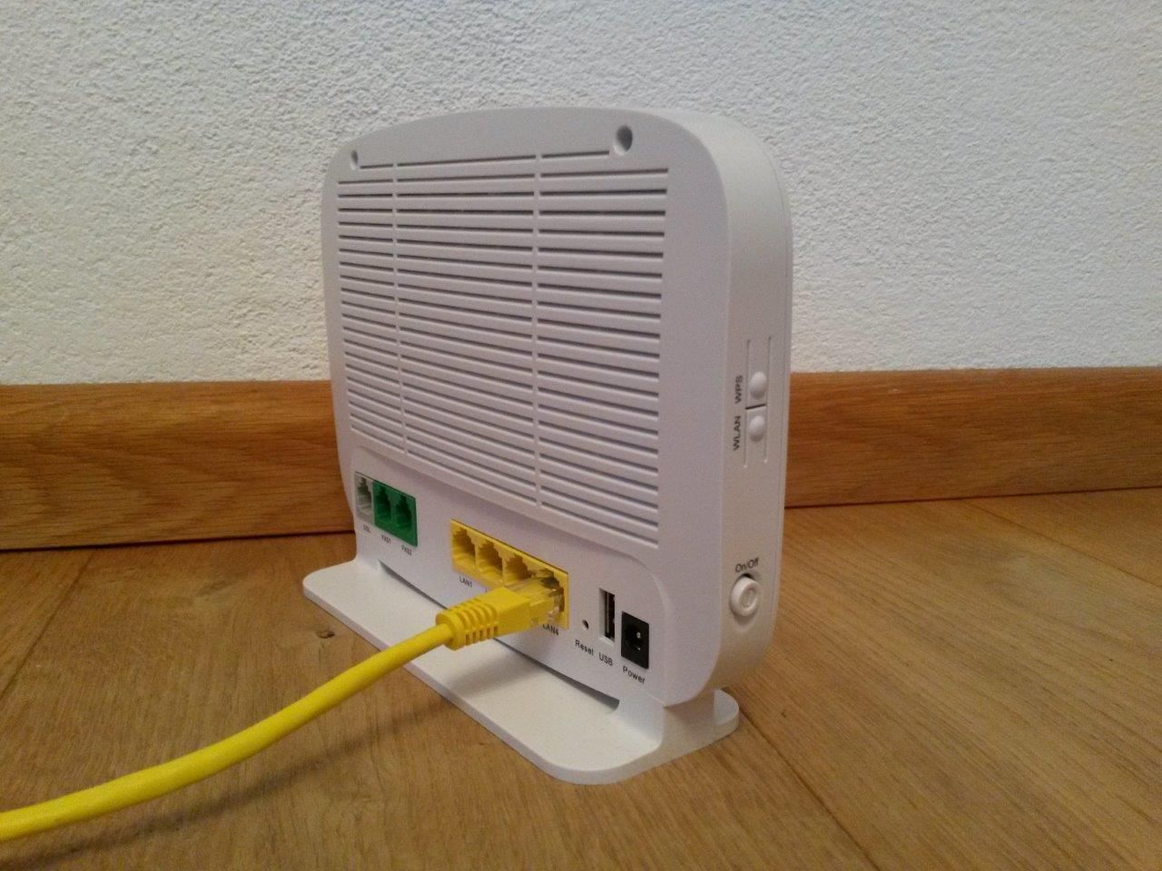 WLAN Router mit Taster für WLAN Ein-/Aus