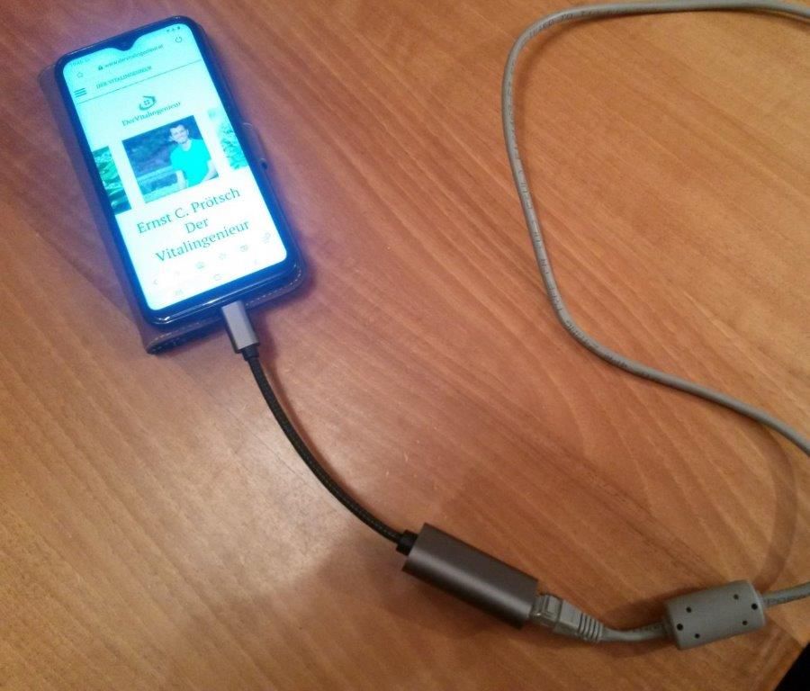 Smartphone mit Adapter via Kabel im Internet