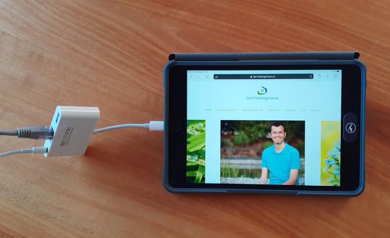 iPad mit Adapter via Kabel im Internet